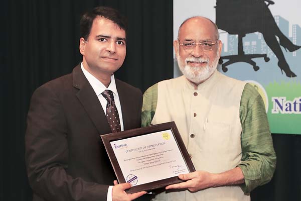 sarovar-nihar-mehta-corporate-human-resource-manager-sarovar-hotel-pvt-ltd-receiving-the-award